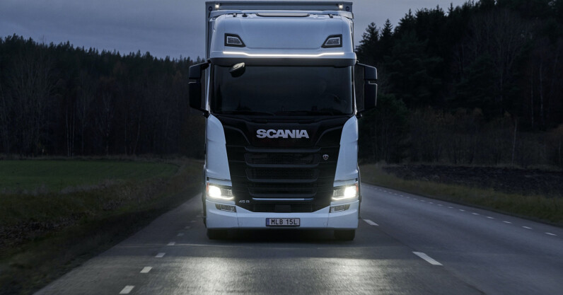 You are currently viewing Scania and Northvolt develop battery for electric trucks with 1.5 million km lifespan
<span class="bsf-rt-reading-time"><span class="bsf-rt-display-label" prefix=""></span> <span class="bsf-rt-display-time" reading_time="2"></span> <span class="bsf-rt-display-postfix" postfix="min read"></span></span><!-- .bsf-rt-reading-time -->